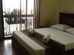 Caja fuerte, escritorio, cortinas opacas y tabla de planchar con plancha