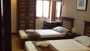 A hotel room with two beds, a desk, and a window with curtains. - Darunday Manor (Tagbilaran)