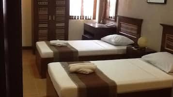 客房內保險箱、書桌、遮光布/窗簾、熨斗/熨衣板