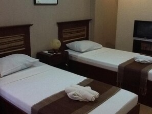 Caja fuerte, escritorio, cortinas opacas y tabla de planchar con plancha