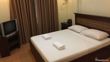 Queen Room | In-room safe, desk, blackout drapes, iron/ironing board