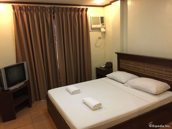 Habitación, 1 cama de matrimonio | Caja fuerte, escritorio, cortinas opacas y tabla de planchar con plancha