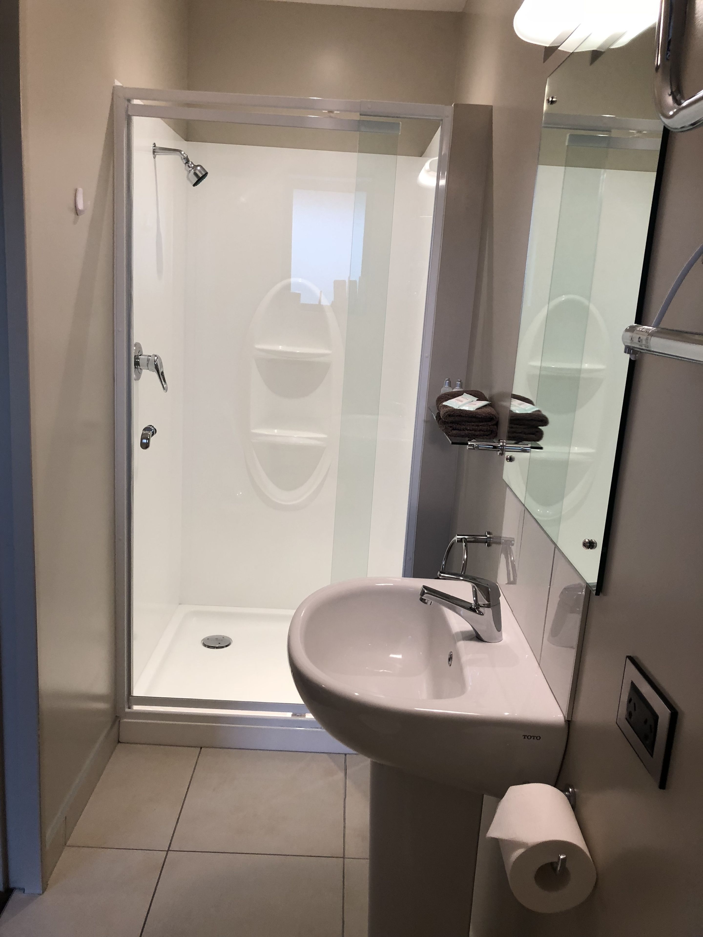 Zimmer, 1 King-Bett | Badezimmer | Dusche, kostenlose Toilettenartikel, Haartrockner, Handtücher