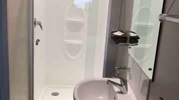 Zimmer, 1 King-Bett | Badezimmer | Dusche, kostenlose Toilettenartikel, Haartrockner, Handtücher