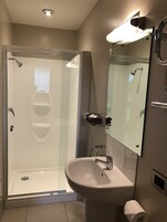 Ducha, artículos de higiene personal gratuitos y secador de pelo
