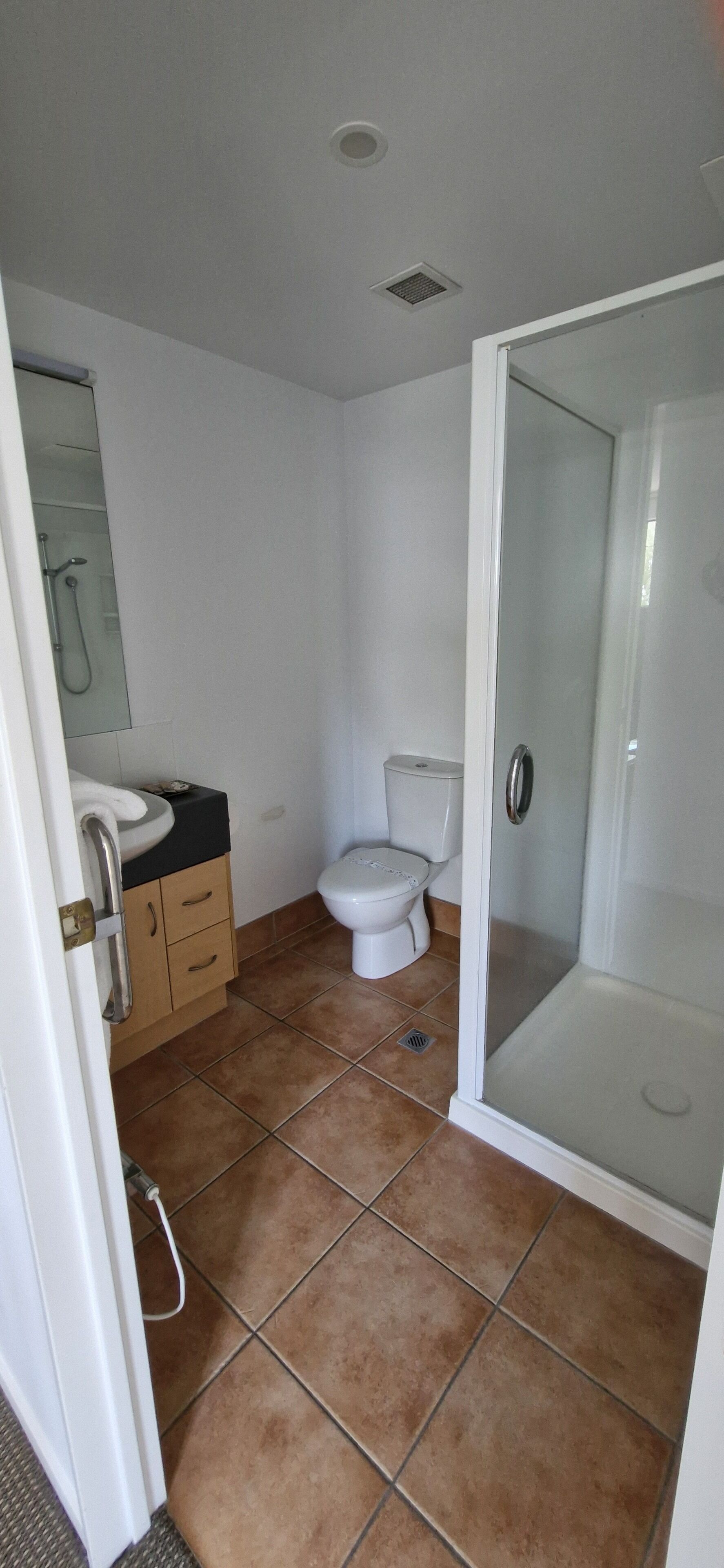 Ein Badezimmer mit Toilette, Waschbecken und Dusche.