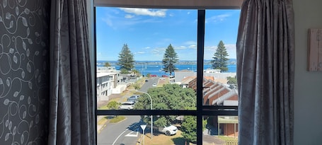 ์ํํธ, ์นจ์ค 1๊ฐ, ํญ๊ตฌ ์ ๋ง | 2 ๊ฐ์ ์นจ์ค, ๊ณ ๊ธ ์นจ๊ตฌ, ๊ฐ๊ฐ ๋ค๋ฅธ ์คํ์ผ์ ์ธํ
๋ฆฌ์ด, ๊ฐ๊ฐ ๋ค๋ฅด๊ฒ ๊ฐ๊ตฌ ๋น์น