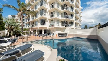2 outdoor pools, pool loungers