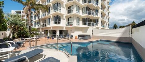 2 outdoor pools, pool loungers