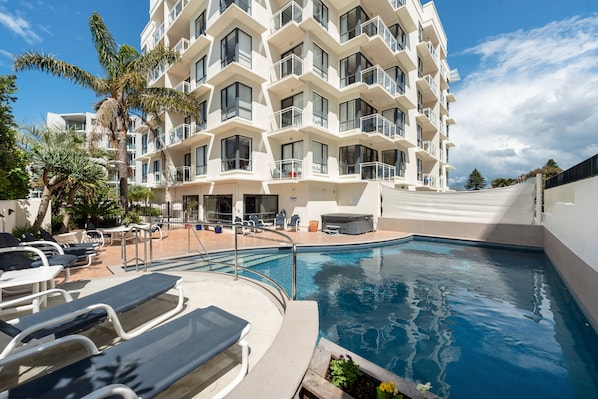 2 hồ bơi ngoài trời, ghế dài tắm nắng