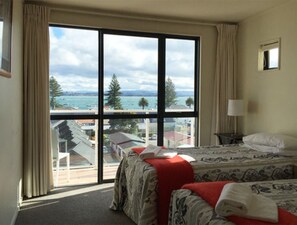 Appartement, 2 slaapkamers, gedeeltelijk uitzicht op oceaan | Luxe beddengoed, individueel gedecoreerd, individueel gemeubileerd