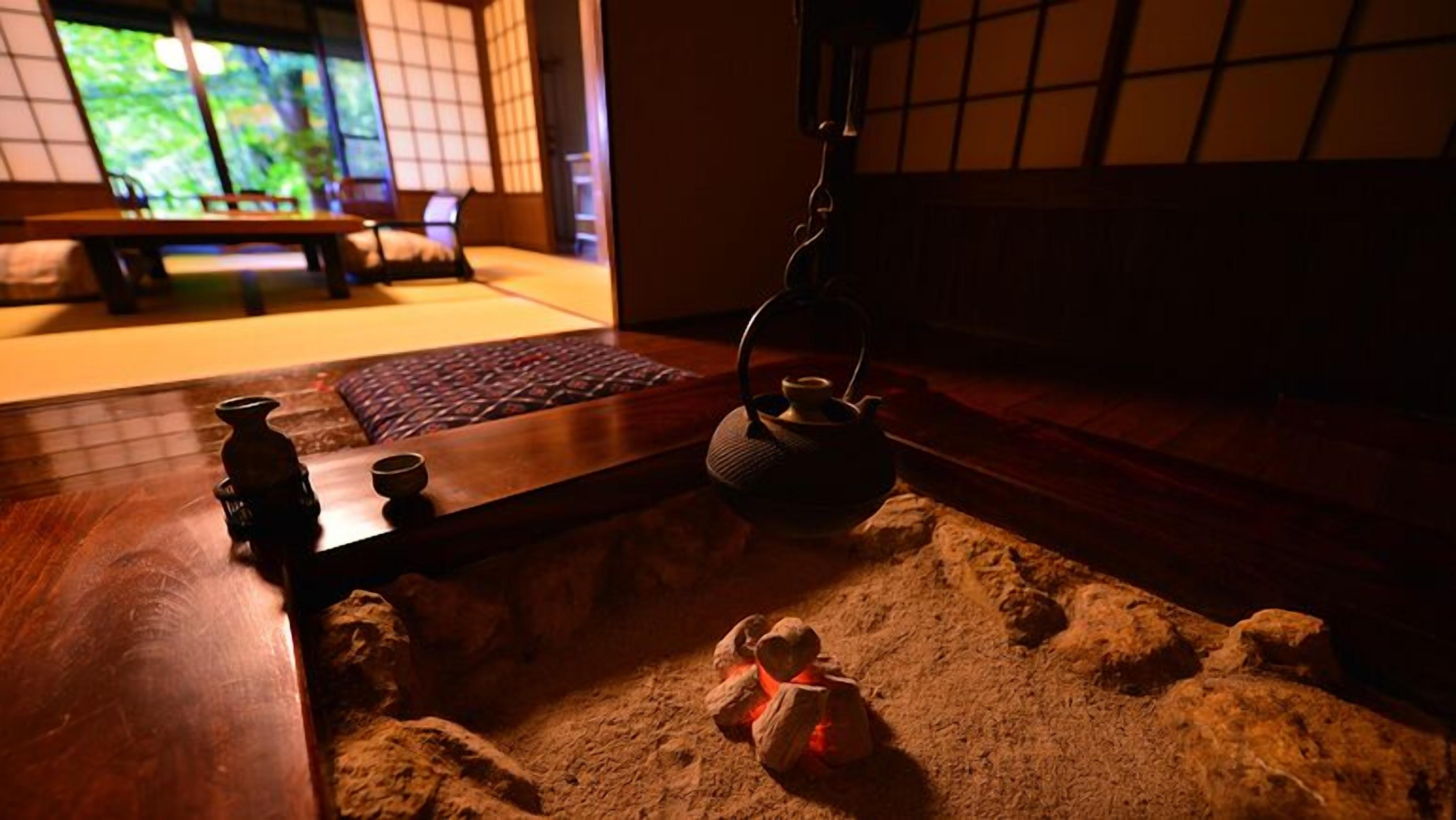 Ein traditioneller japanischer Raum mit Tatami-Boden, einem niedrigen Tisch, einem Wasserkocher und einer hängenden Laterne.