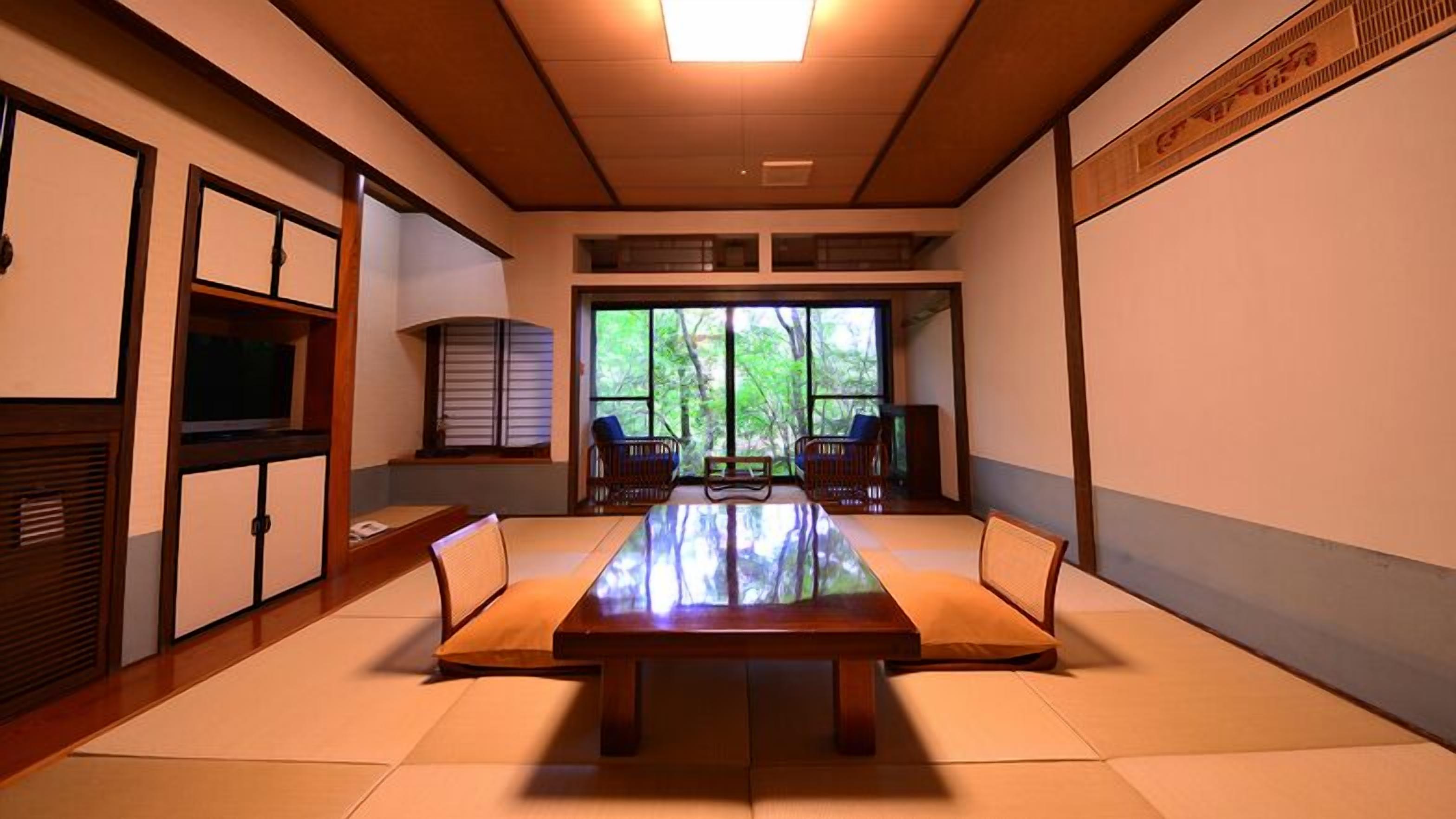 Ein traditioneller japanischer Raum mit Tatami-Bodenbelag, einem niedrigen Tisch und verschiebbaren Türen.