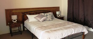 传统双人房, 1 张大床 (Room 2) | 熨斗/熨板、床单