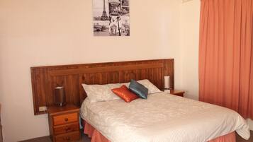 Habitación estándar con 1 cama matrimonial o 2 individuales (Room 4) | Tabla de planchar con plancha y ropa de cama