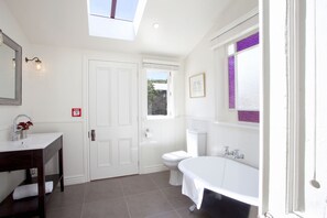Chambre supérieure double | Salle de bain | Articles de toilette (gratuits), séchoir à cheveux, serviettes fournies