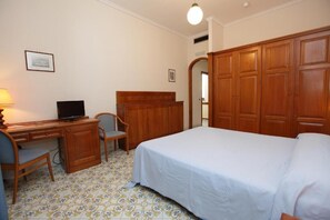 Minibar, in-room safe, individually decorated, desk - Hotel Mega Mare (Vico Equense)