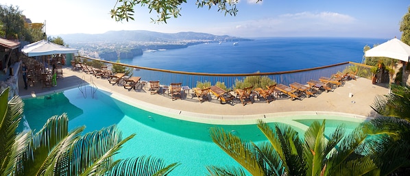 季节性开放的室外游泳池