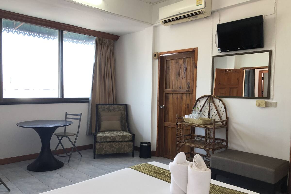 AC for 2 | Desk, free WiFi