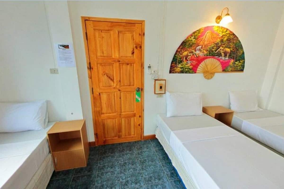 AC for 3 | Desk, free WiFi