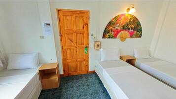 AC for 3 | Desk, free WiFi