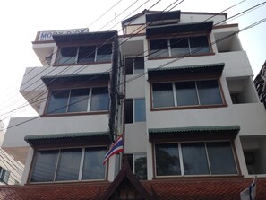 Front of property - Moby Dick Guesthouse (Koh Samui)