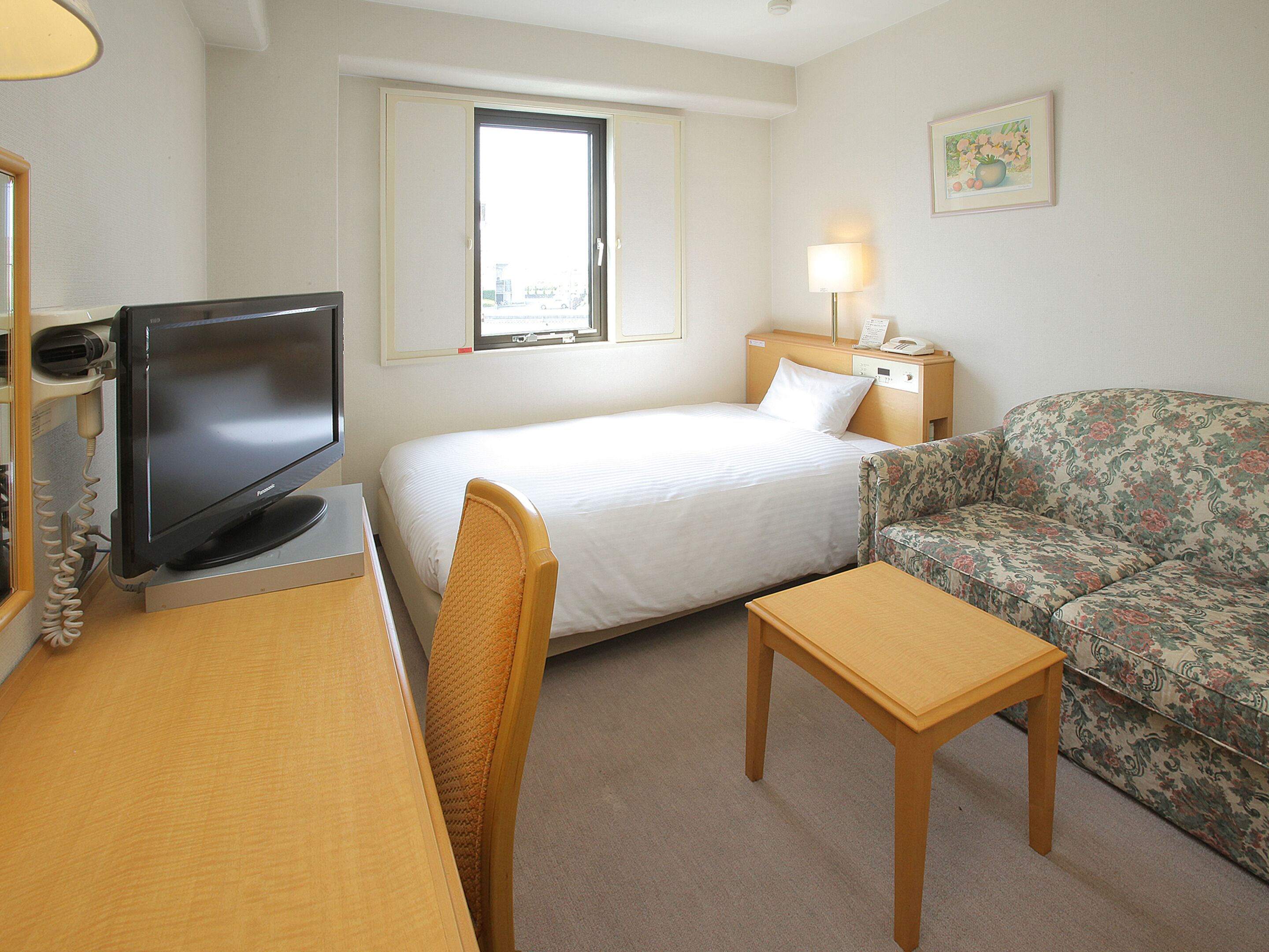 desk, laptop workspace, free wifi, bed sheets