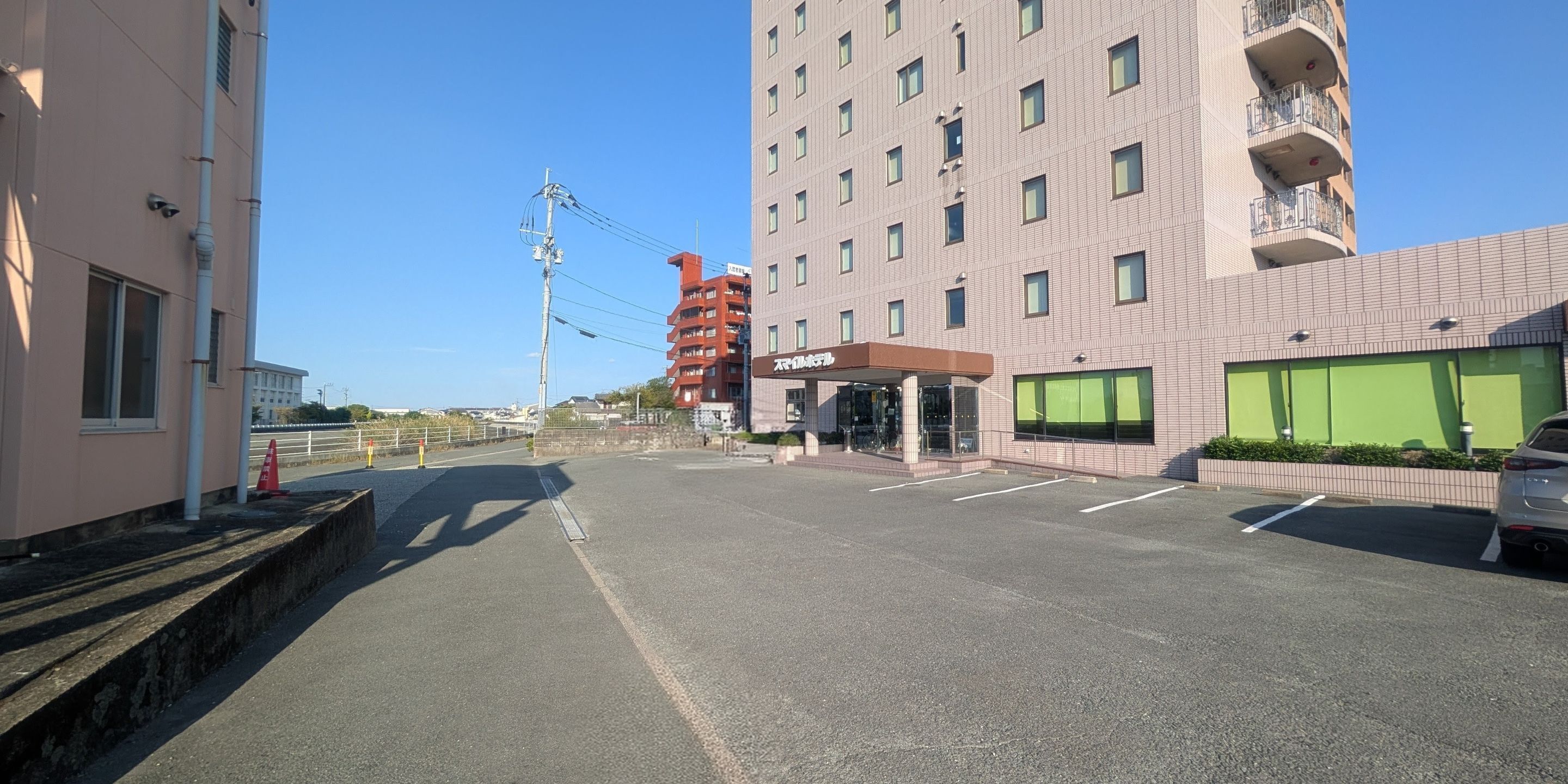 Een parkeerplaats met een gebouw op de achtergrond.