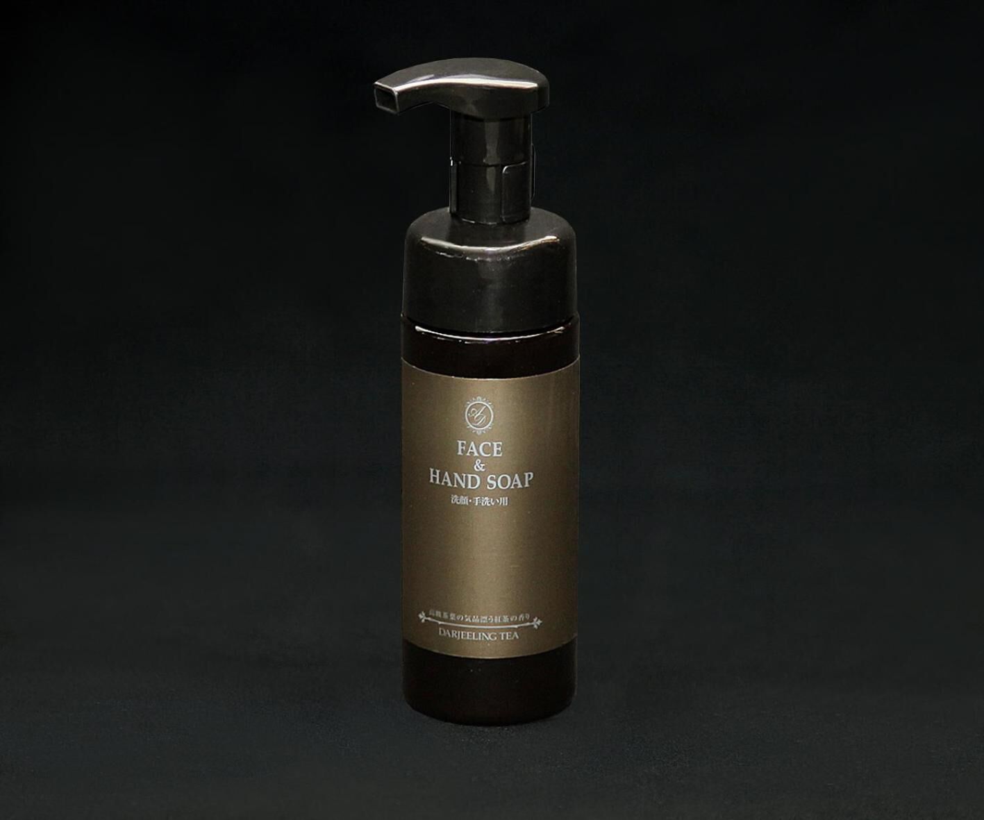 combined shower/bathtub, slippers, electronic bidet, towels