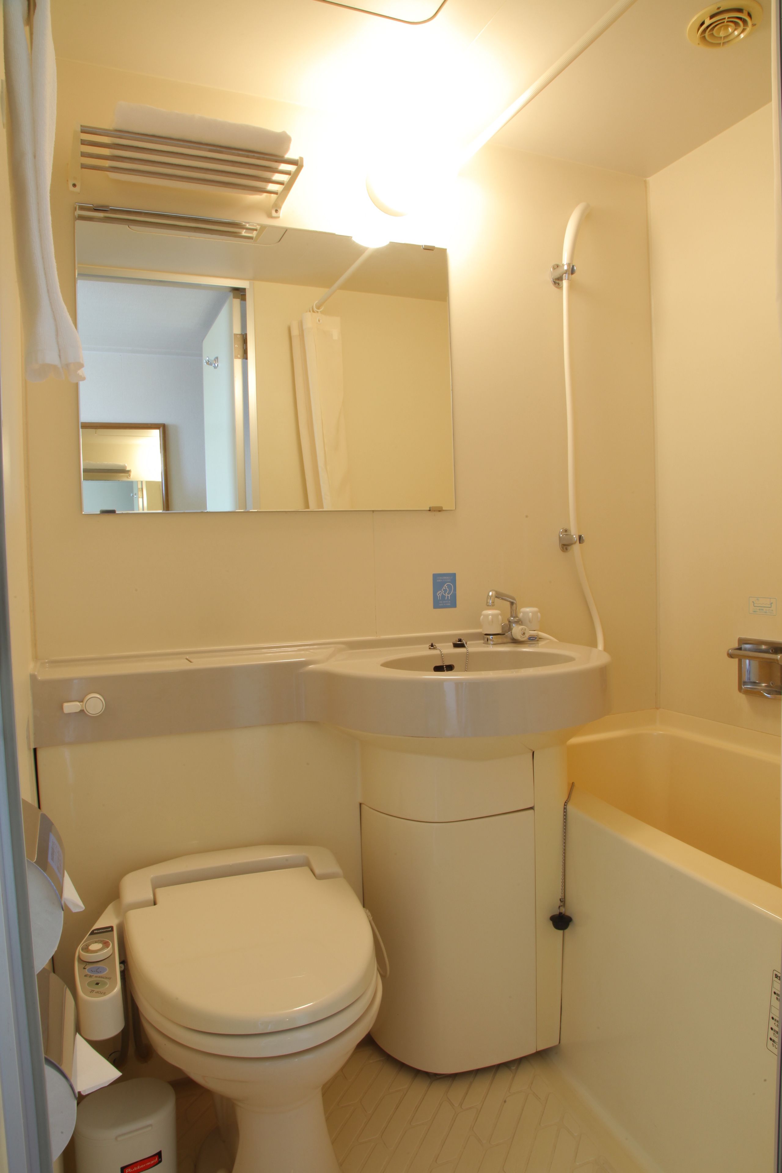 combined shower/bathtub, slippers, electronic bidet, towels