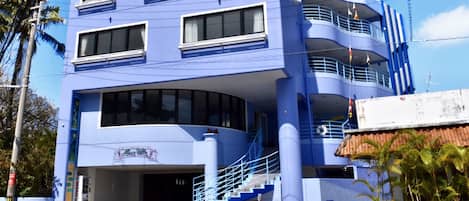 Voorkant accommodatie - avond/nacht