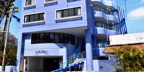 숙박 시설 정면 - 저녁/밤