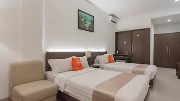 Minibar, bàn, giường gấp/giường phụ (phụ phí)