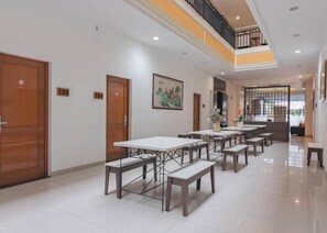 Breakfast, lunch and dinner served - Alqueby Hotel (Bandung)
