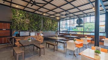 Se sirven desayunos, comidas, cenas y cocina local e internacional