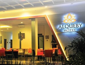 Breakfast, lunch and dinner served - Alqueby Hotel (Bandung)