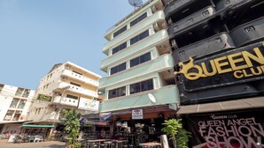 A multi-story building with a sign for 'Queen Club' and 'Queen Angel Fashion Show'. - Billabong Hotel (Pattaya)