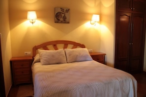 Studio (2 adults) | Bed sheets - Aparthotel Las Palomas (La Puebla de los Infantes)