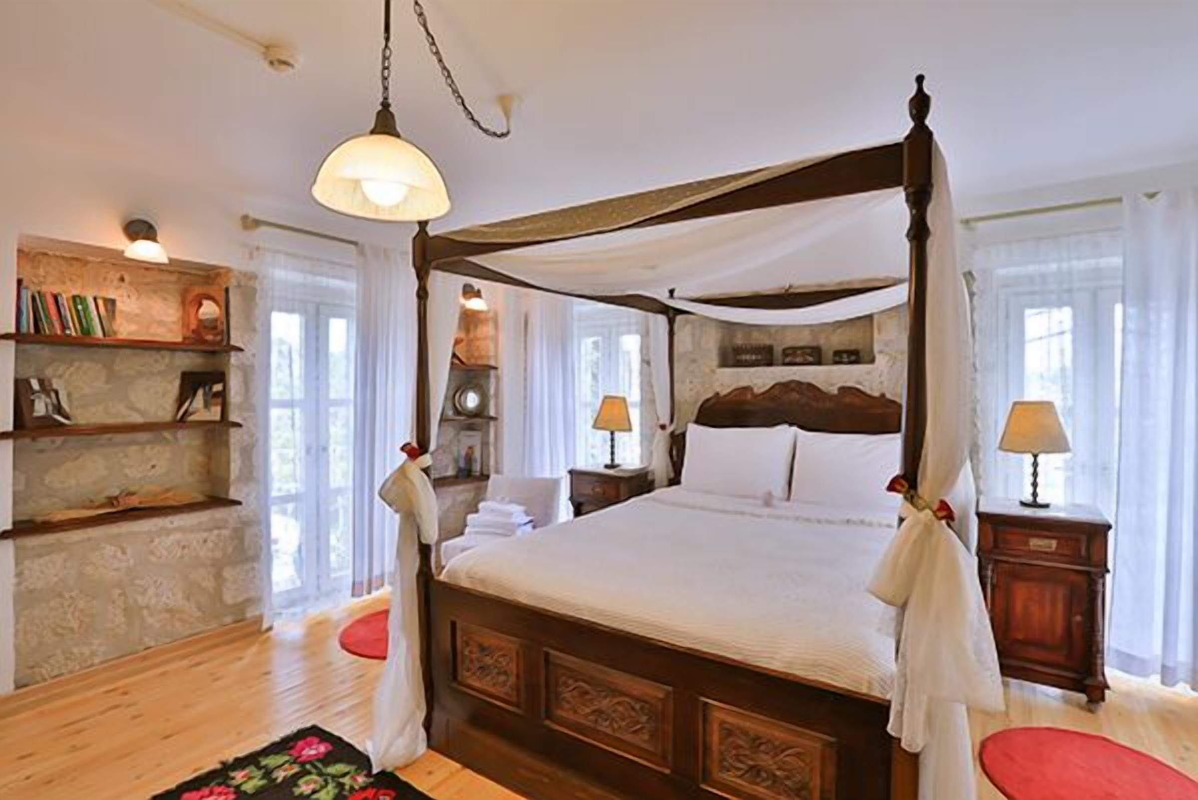 In-room safe, desk, iron/ironing board (on request), WiFi (free)