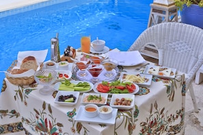 Piscine extérieure (ouverte en saison), parasols de plage