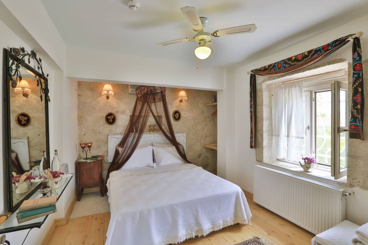 In-room safe, desk, iron/ironing board (on request), WiFi (free)