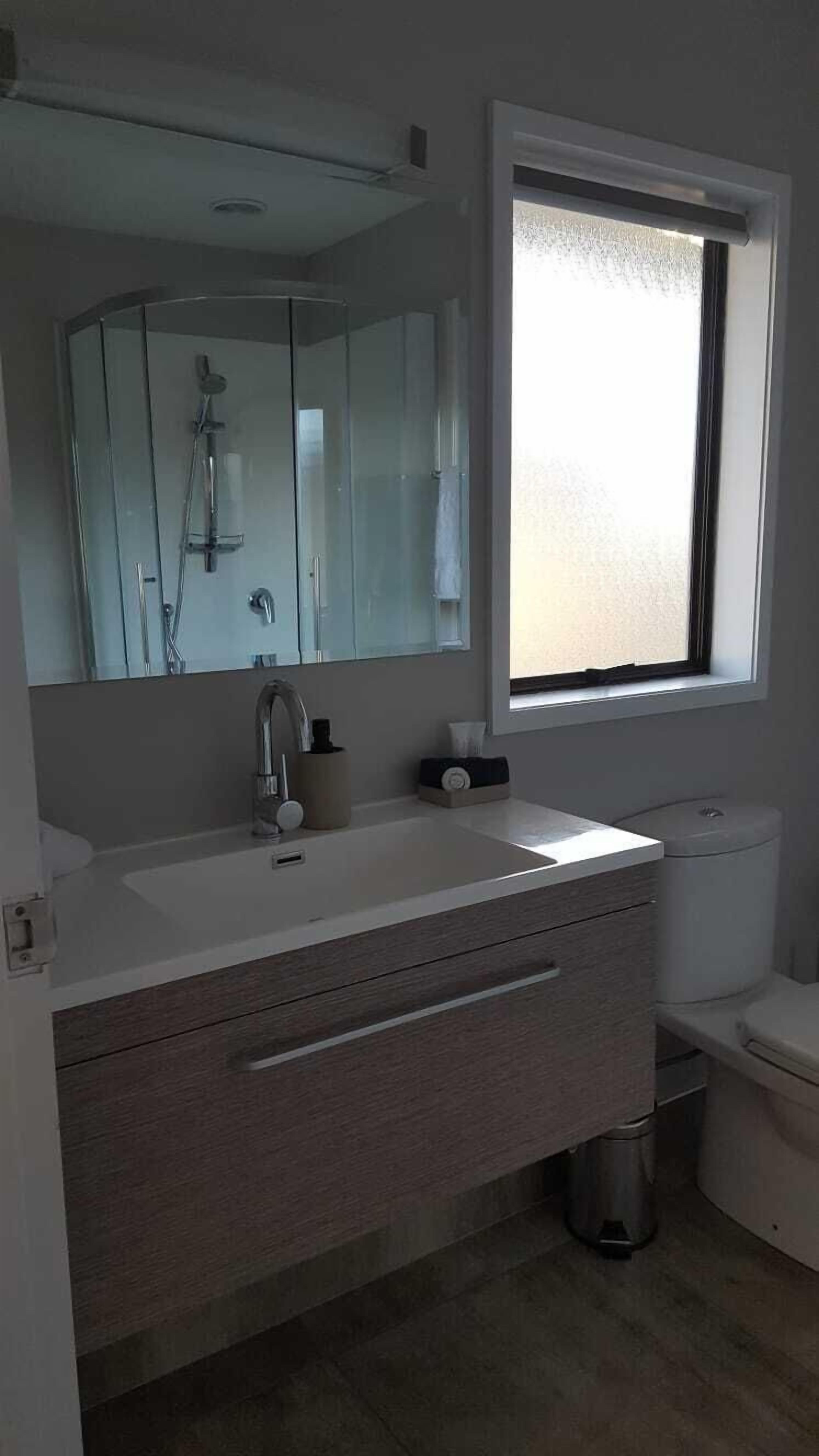 King Studio | Bathroom | Shower, rainfall showerhead, free toiletries, hair dryer