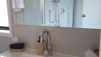 Shower, rainfall showerhead, free toiletries, hair dryer