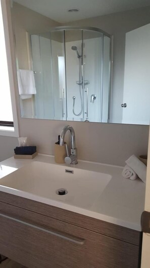 Shower, rainfall showerhead, free toiletries, hair dryer - Ohakune Central Motels (Ohakune)