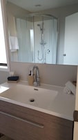 Shower, rainfall showerhead, free toiletries, hair dryer