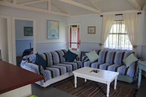 Bosuns Cottage | Living area - Horizon Cottages (Cape Town)