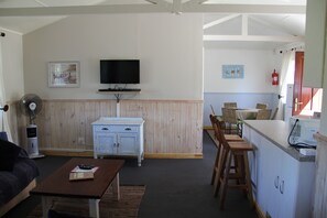 Captains Cottage | Oleskelualue | 32–tuumainen taulutelevisio, jossa satelliittikanavat