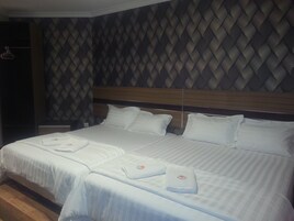 Escritorio, sistema de insonorización y tabla de planchar con plancha 