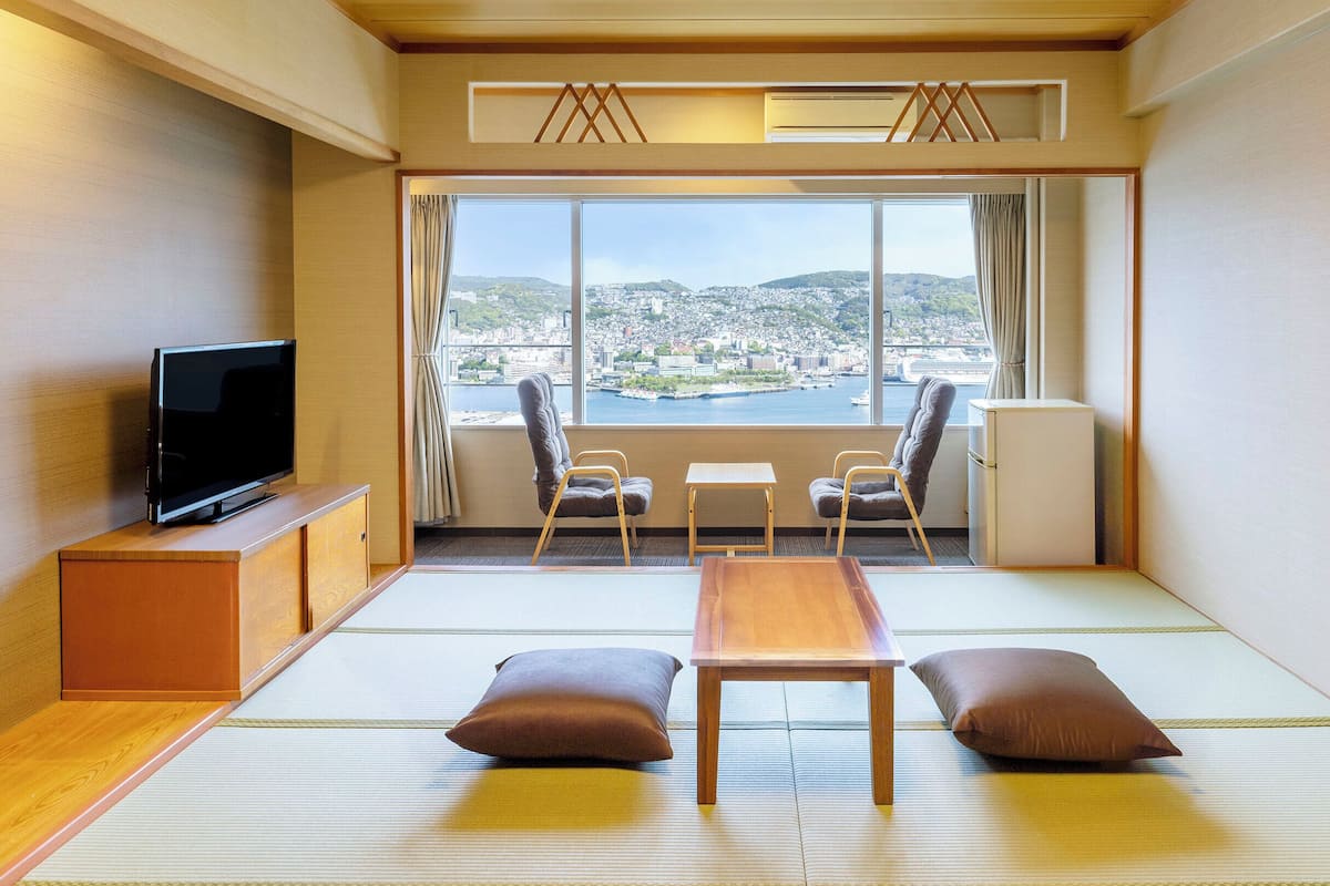 Quarto superior, para não fumantes, vista para a cidade (Japanese-Style, Top Floor) | Cofres nos quartos, roupa de cama