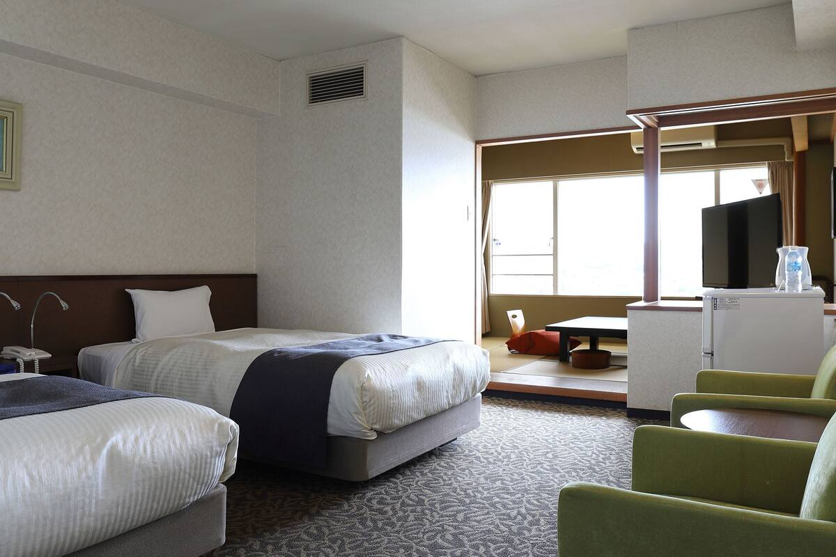 In-room safe, bed sheets